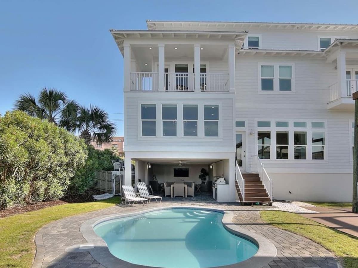 MIAMI BEACH HOME SLEEPS 10 WITH POOL AND BBQ