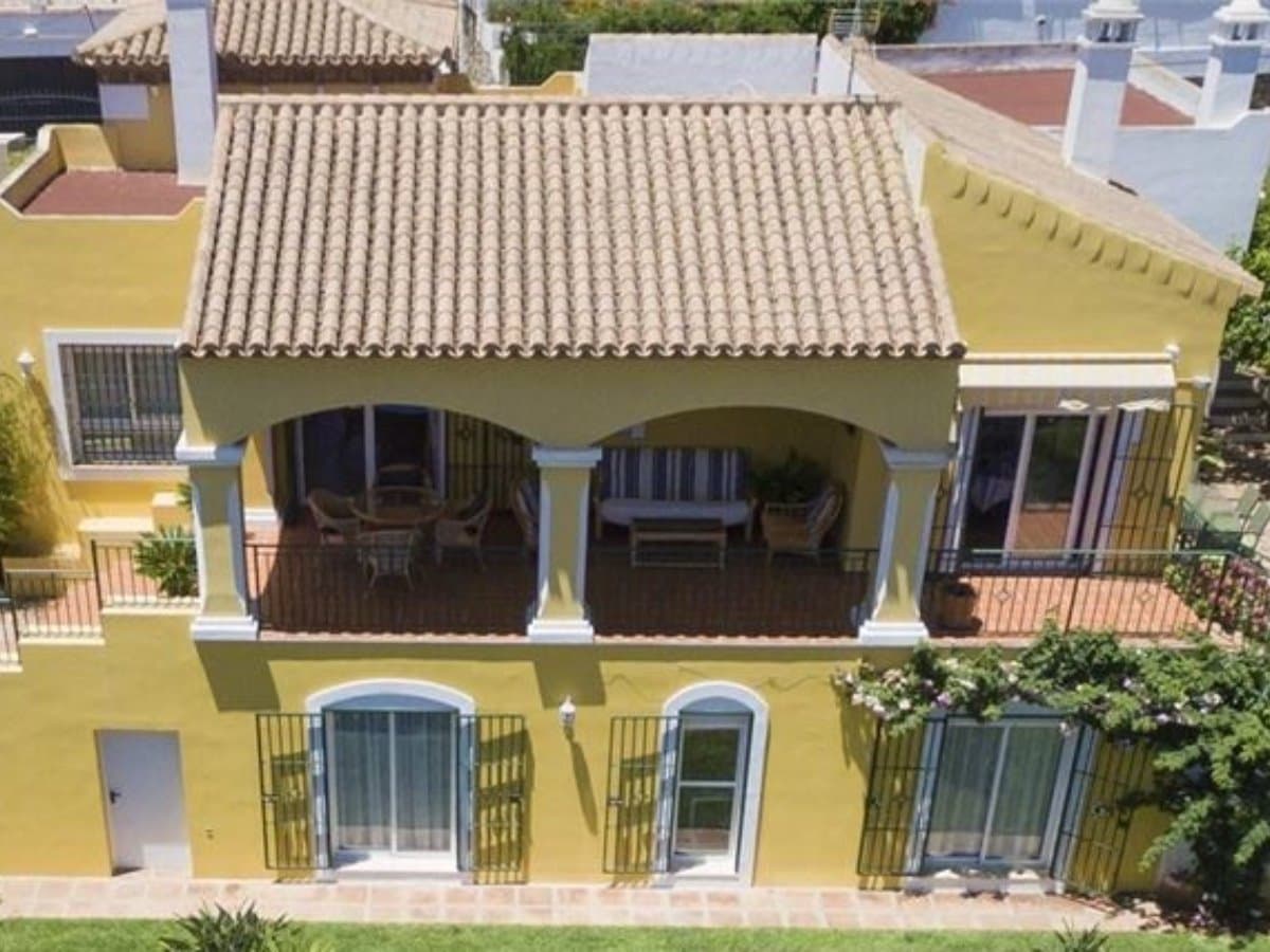 Casa Amarilla Blanca